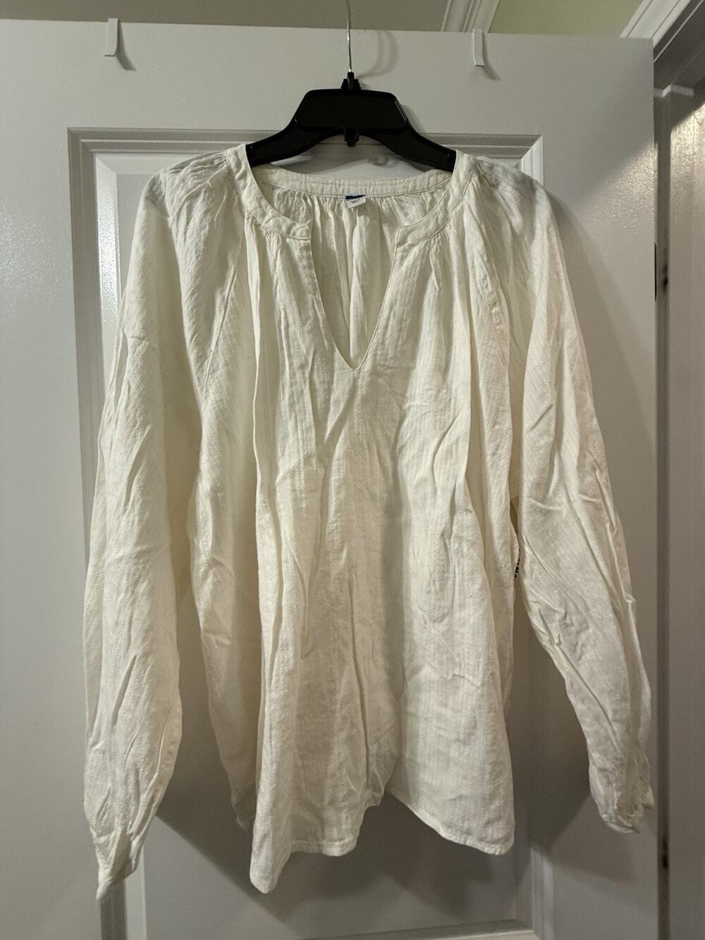 NWT Old Navy Womens White Calla Lily Size XL Light Weight Button Sleeve V